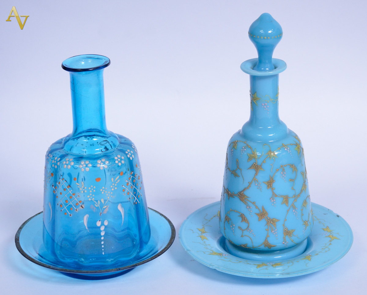 Dois verre d'eau com presentoires na cor azul, sendo um de...