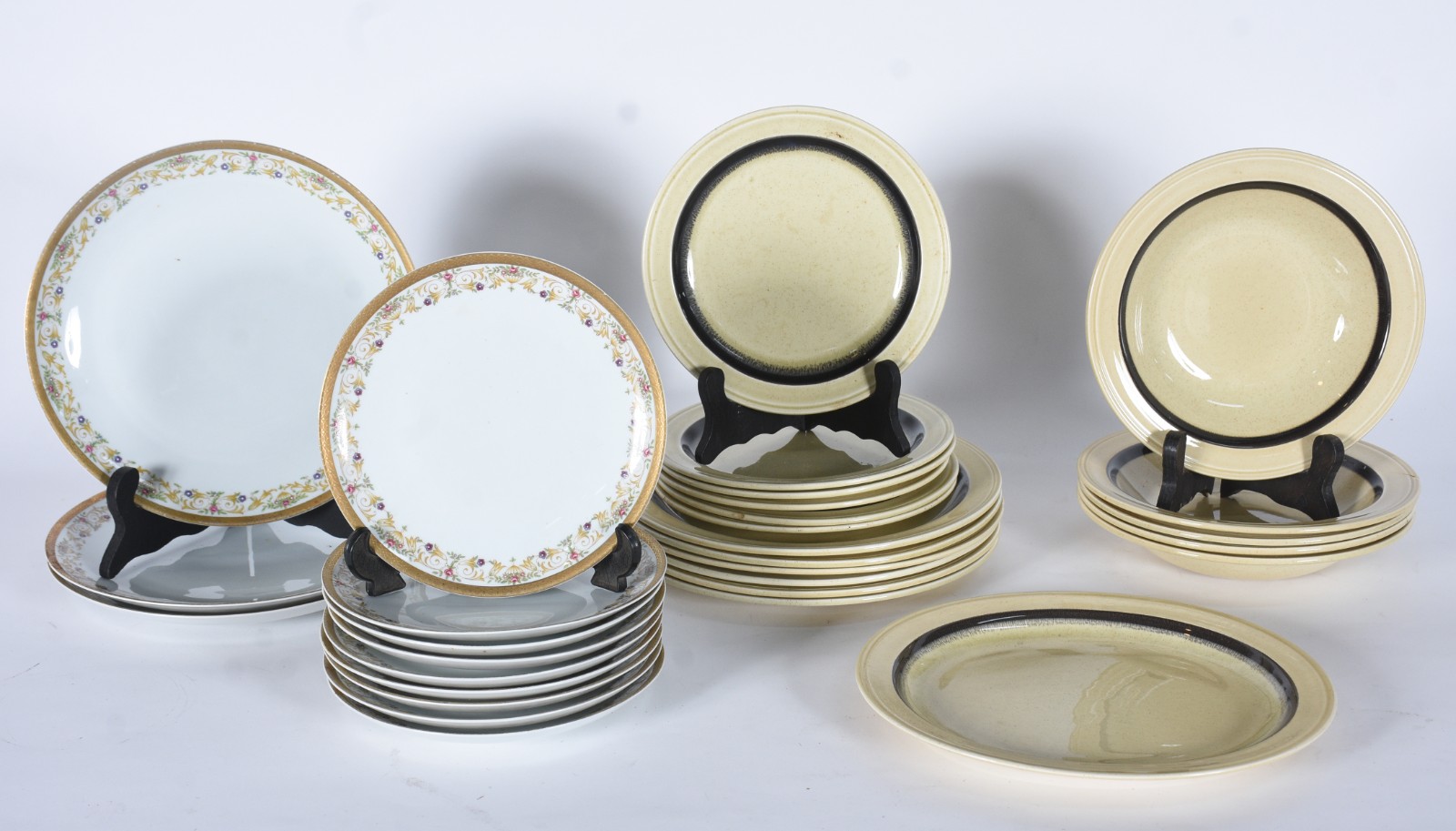 Conjunto de porcelana Real composto de: 3 pratos rasos, 8 pratos de... - foto 1 de 9