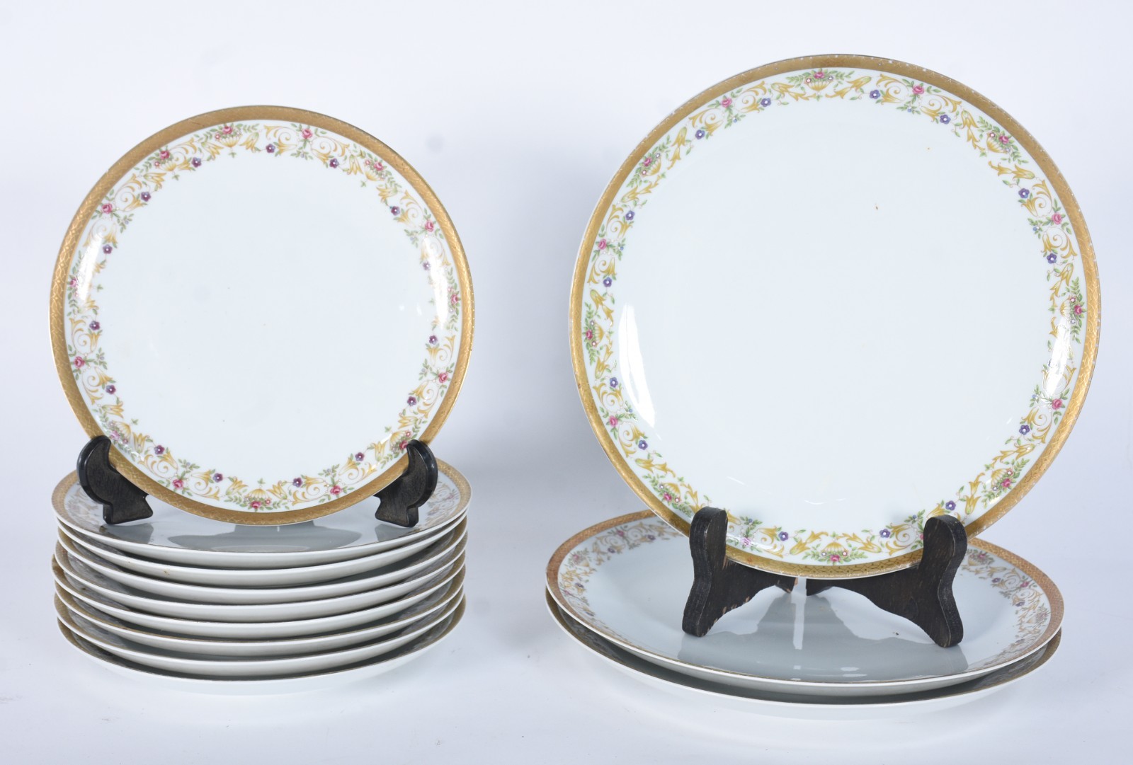 Conjunto de porcelana Real composto de: 3 pratos rasos, 8 pratos de... - foto 4 de 9