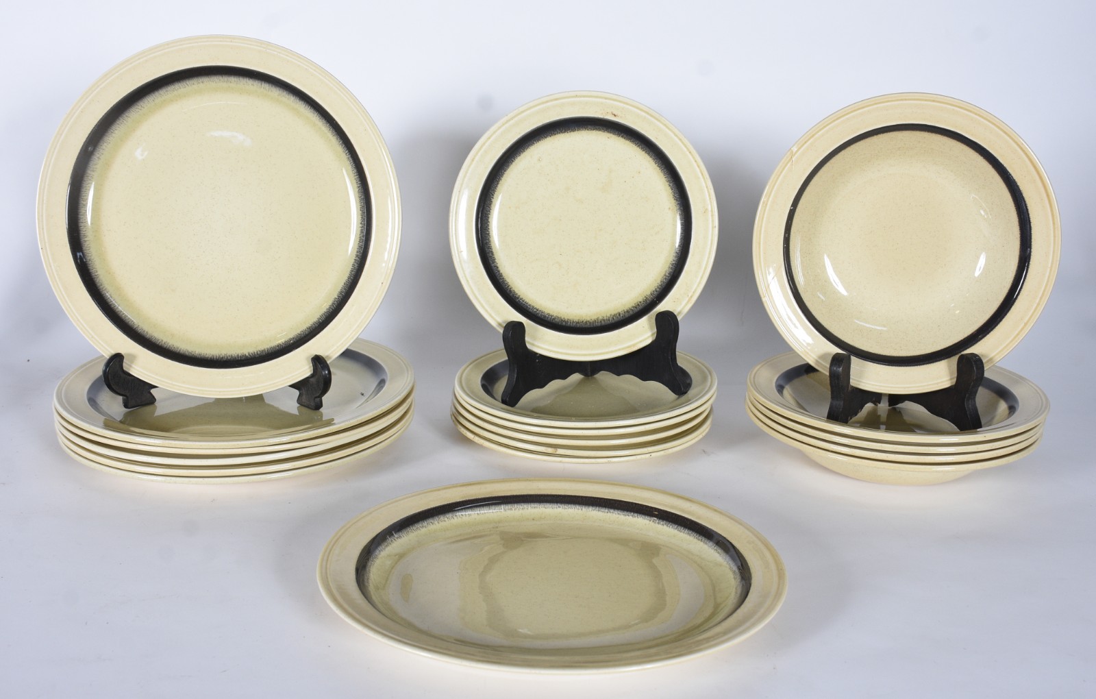 Conjunto de porcelana Real composto de: 3 pratos rasos, 8 pratos de... - foto 5 de 9