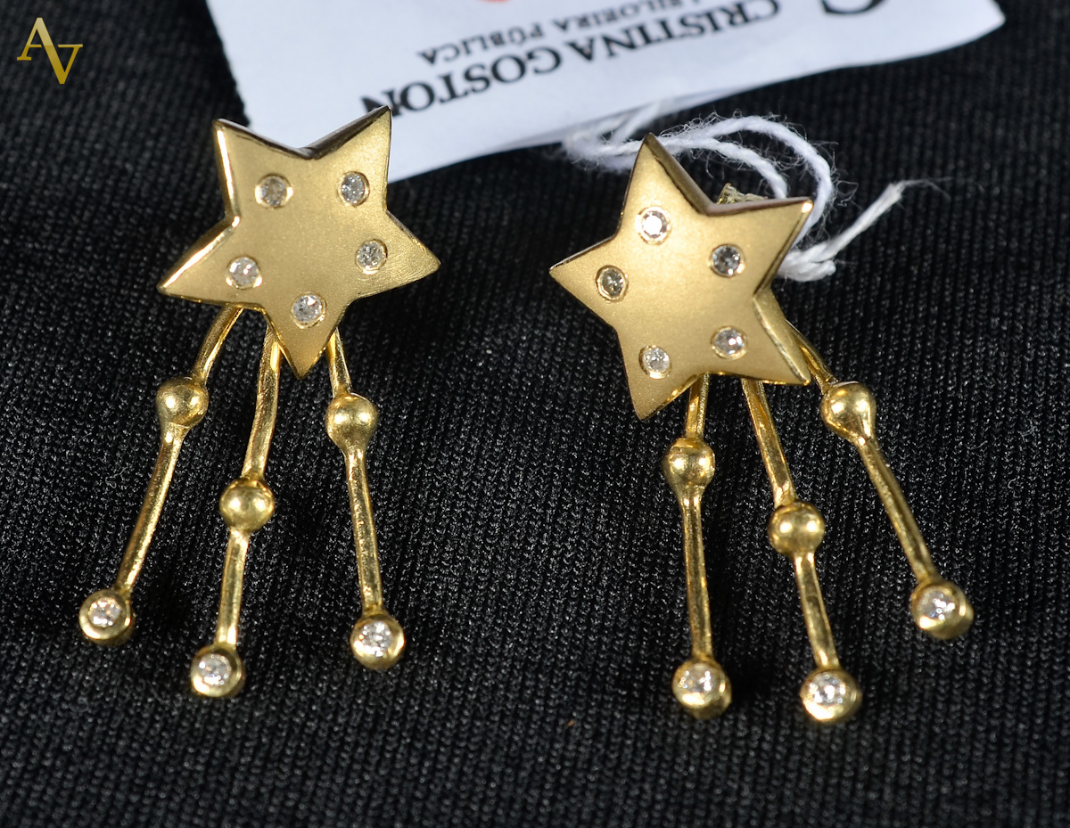 Brinco com duas opcoes de uso, sendo estrela solitaria ou cometa - em...