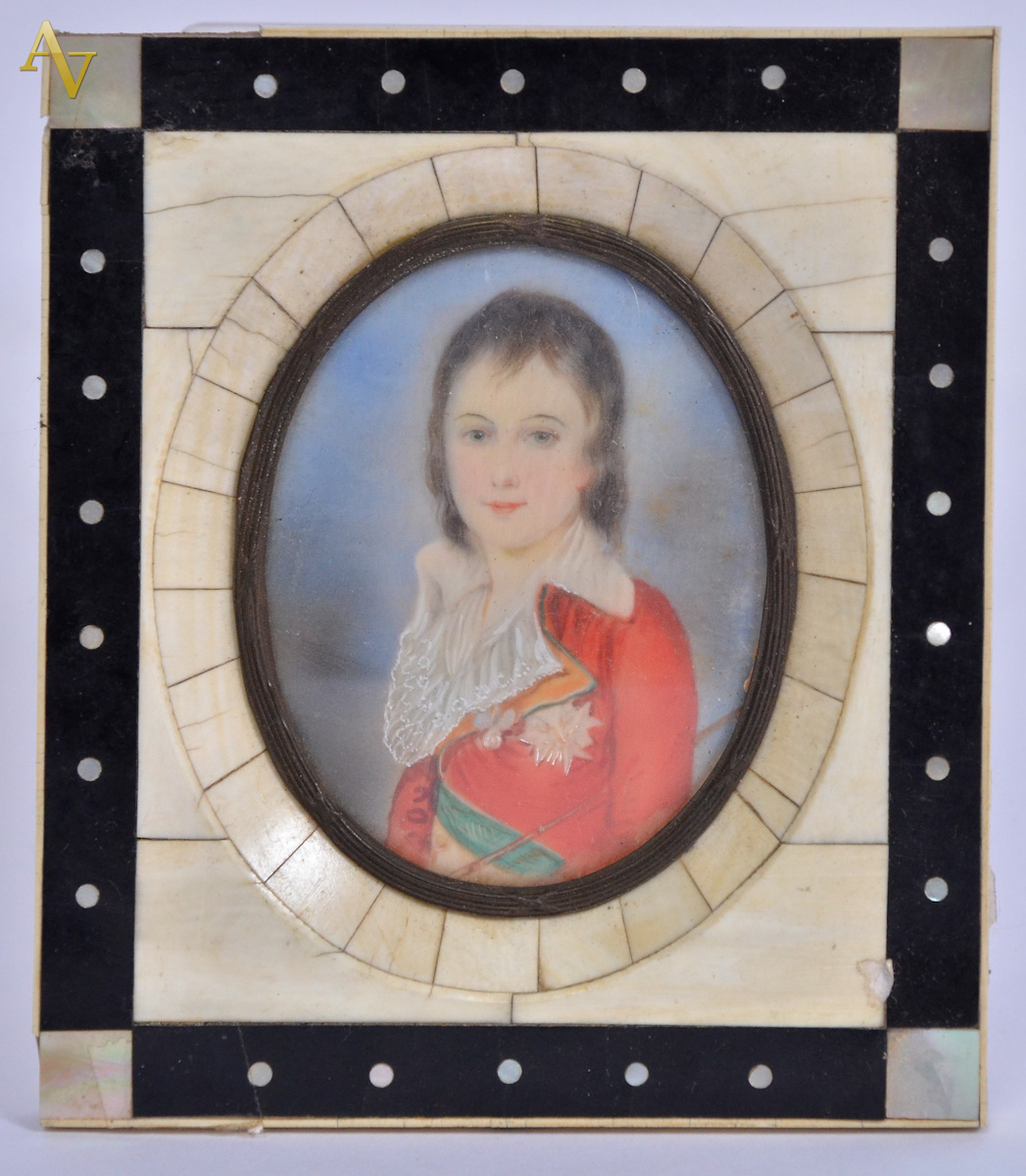 Placa de marfim repres. Napoleão menino, pequeno defeito na moldura...
