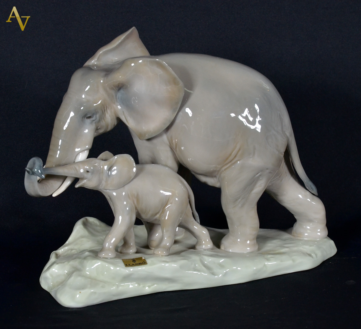 LLADRO -Estatueta de porcelana espanhola repres. Elefante. Alt. 17 cm...