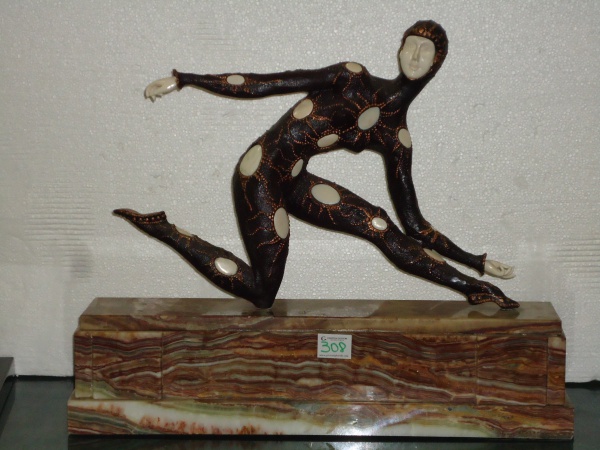 Estatueta de bronze com detalhes de resina, réplica de CHIPARUS...