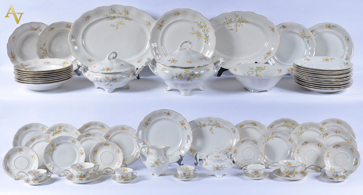 Aparelho de jantar de porcelana polonesa na cor bege com flores em...