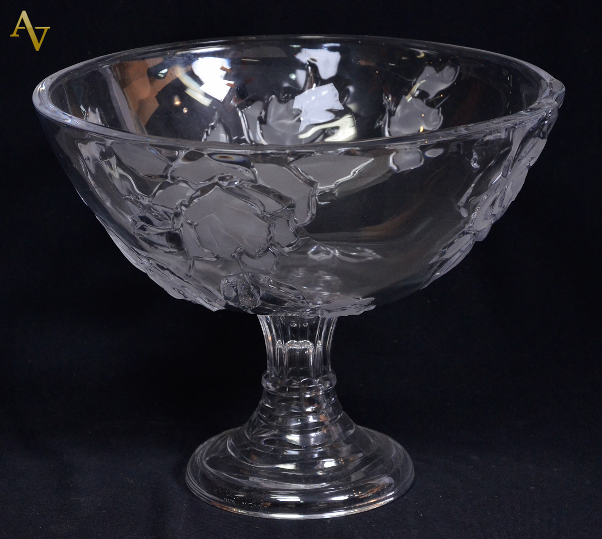 Fruteira de pe alto com rosas em relevo. Alt. 22 cm - Diam. 28 cm.
