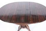 Mesa de jantar de madeira nobre, tabua extensor... - Mesa de jantar de madeira nobre, tabua extensora (55 cm x 38 cm), base feitio balaústre terminando em quatro pernas recurvas. Acompanham 6 cadei...