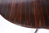 Mesa de jantar de madeira nobre, tabua extensor... - Mesa de jantar de madeira nobre, tabua extensora (55 cm x 38 cm), base feitio balaústre terminando em quatro pernas recurvas. Acompanham 6 cadei...