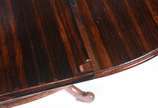 Mesa de jantar de madeira nobre, tabua extensor... - Mesa de jantar de madeira nobre, tabua extensora (55 cm x 38 cm), base feitio balaústre terminando em quatro pernas recurvas. Acompanham 6 cadei...