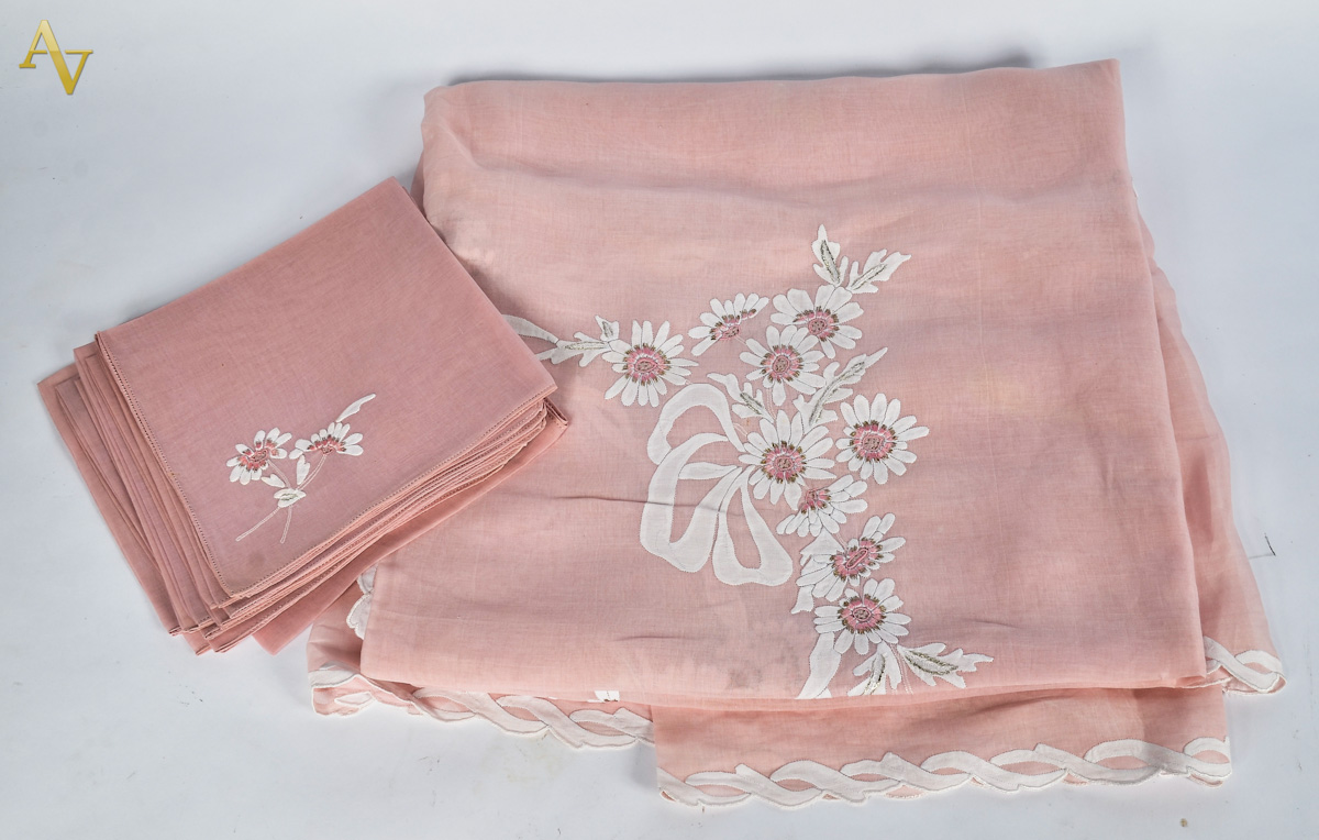 Toalha de mesa de organza rosa bordada com 12 guardanapos. Larg. 1,70...