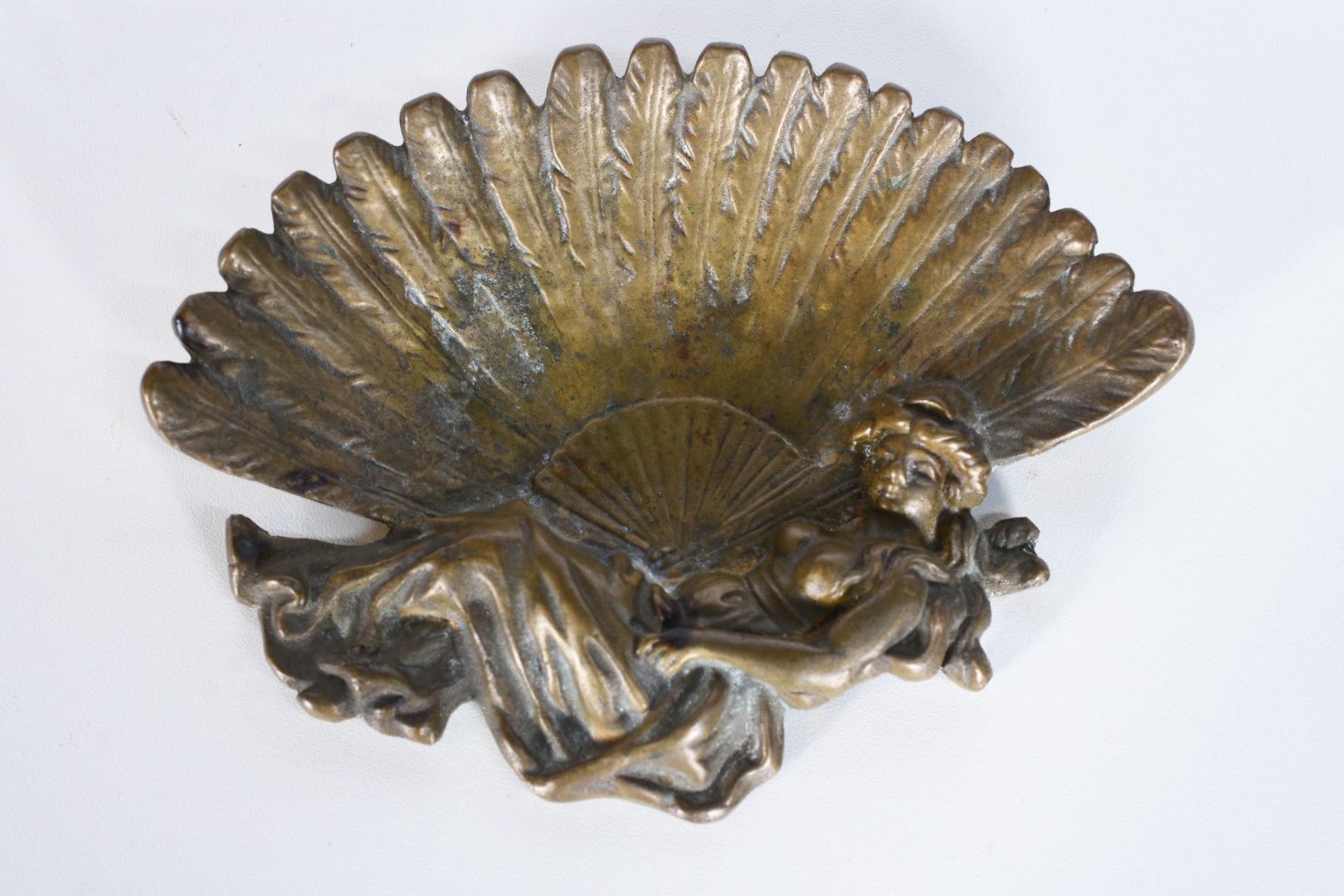 Cinzeiro de bronze Art Noveau com figura feminina. - foto 1 de 8