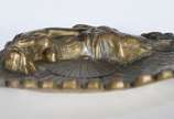 Cinzeiro de bronze Art Noveau com figura feminina. - Cinzeiro de bronze Art Noveau com figura feminina.