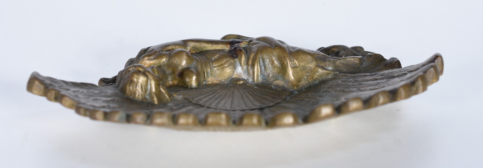 Cinzeiro de bronze Art Noveau com figura feminina. - foto 2 de 8