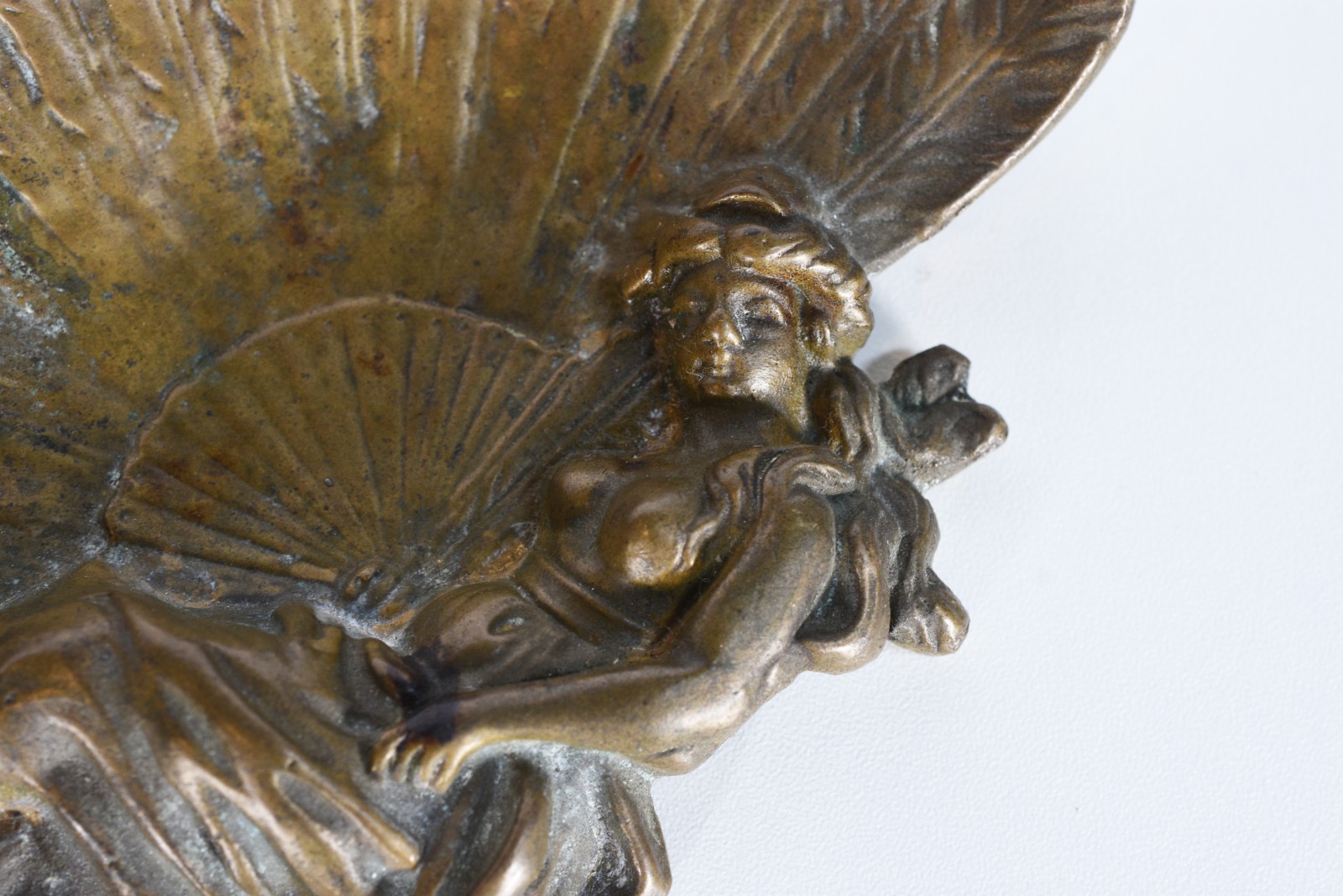 Cinzeiro de bronze Art Noveau com figura feminina. - foto 3 de 8