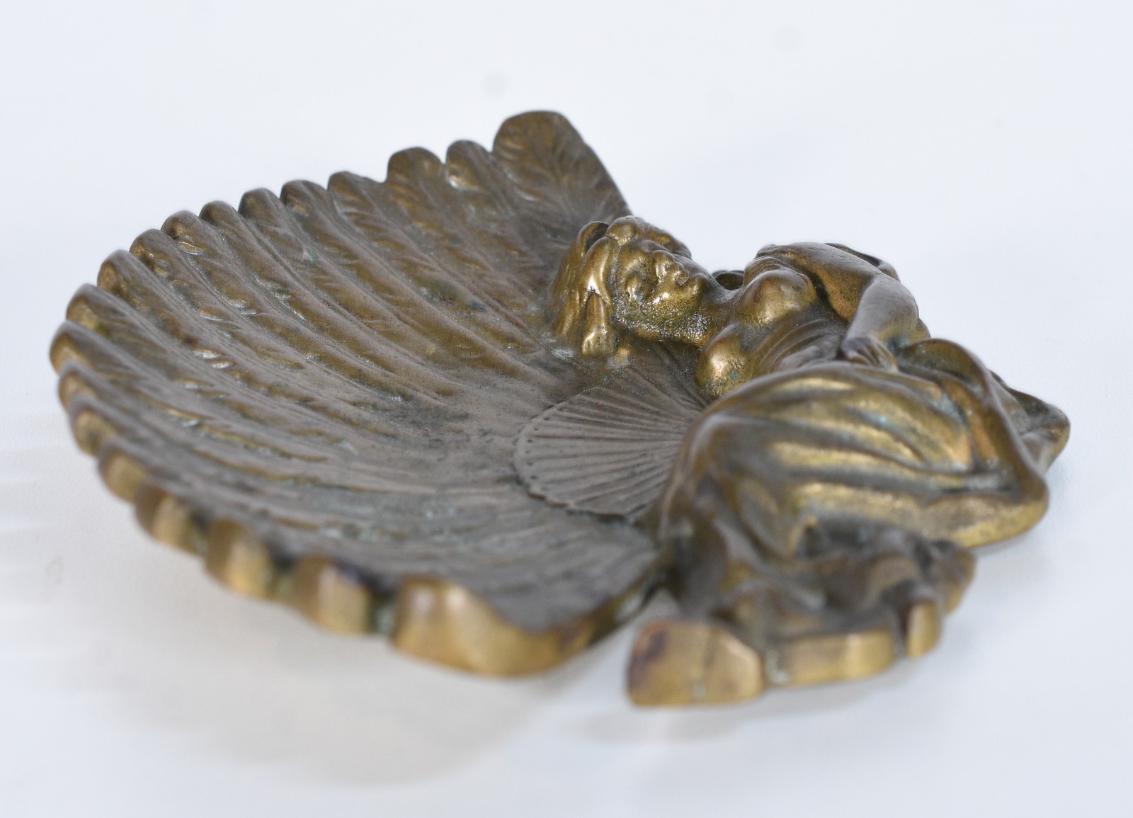 Cinzeiro de bronze Art Noveau com figura feminina. - foto 4 de 8