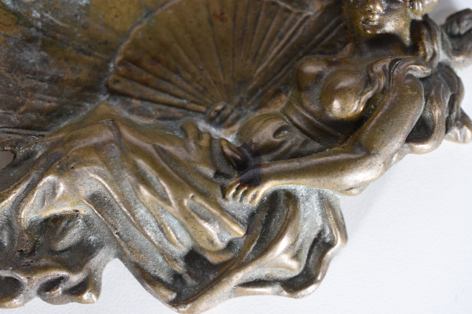 Cinzeiro de bronze Art Noveau com figura feminina. - foto 7 de 8