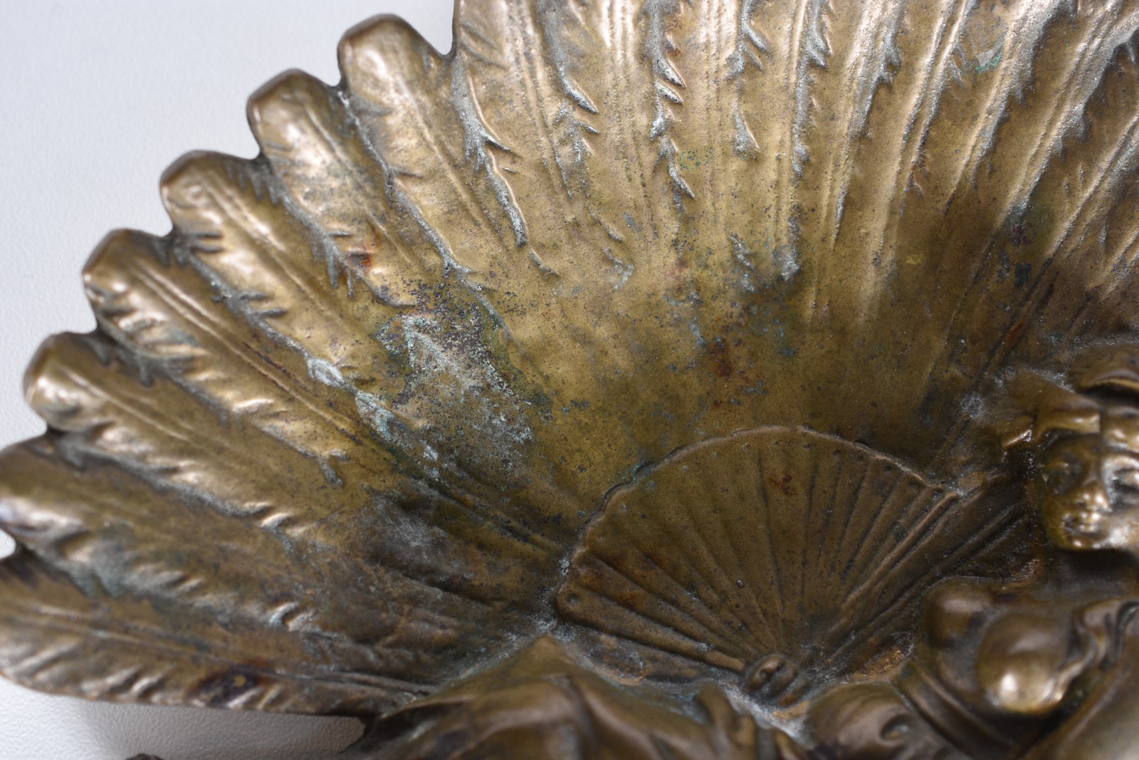 Cinzeiro de bronze Art Noveau com figura feminina. - foto 8 de 8