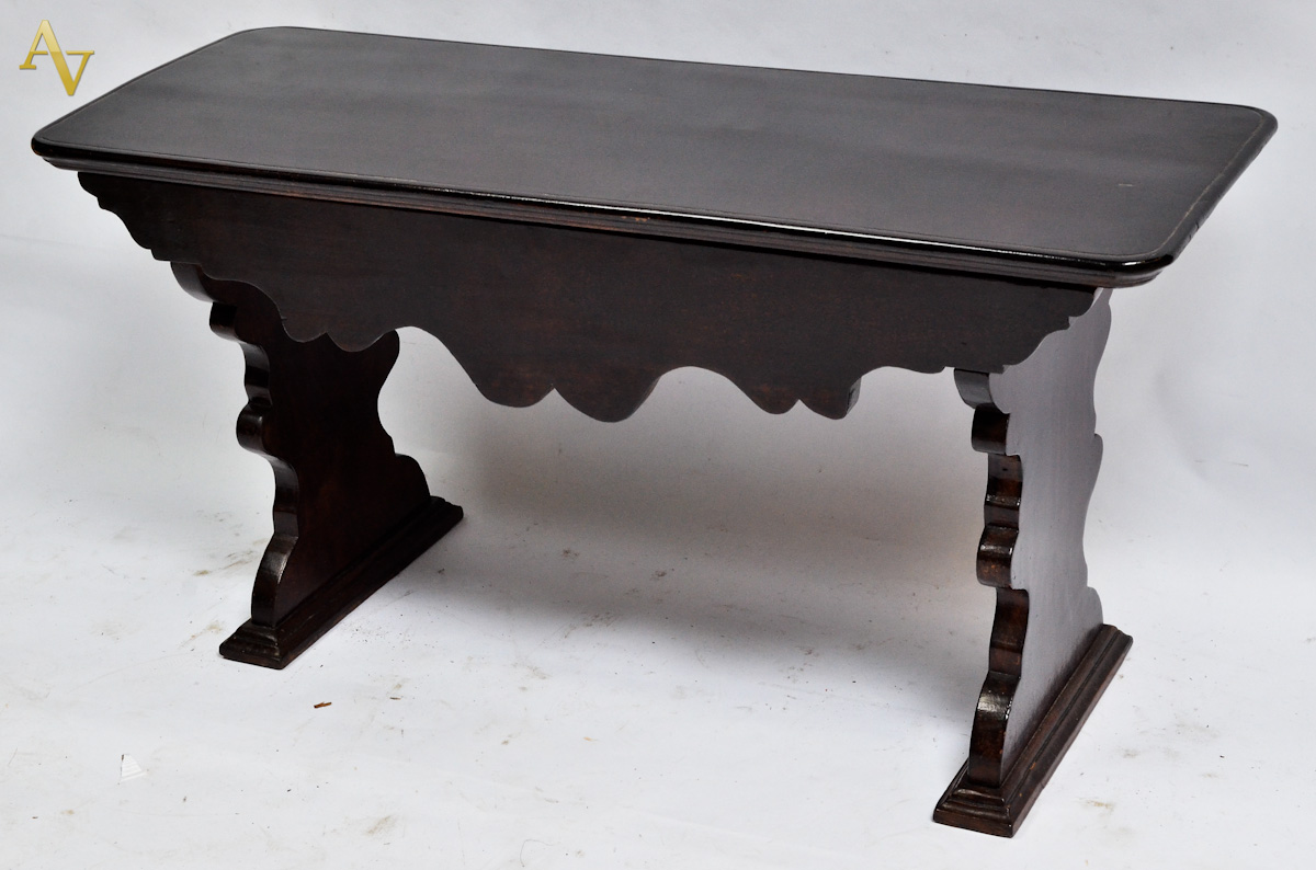 Mesa de centro de madeira nobre com saia e pernas recortadas. Med...