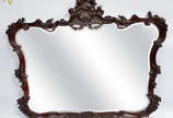 Espelho com moldura entalhada. Med. externa. 1.... - Espelho com moldura entalhada. Med. externa. 1.04 x 1.40