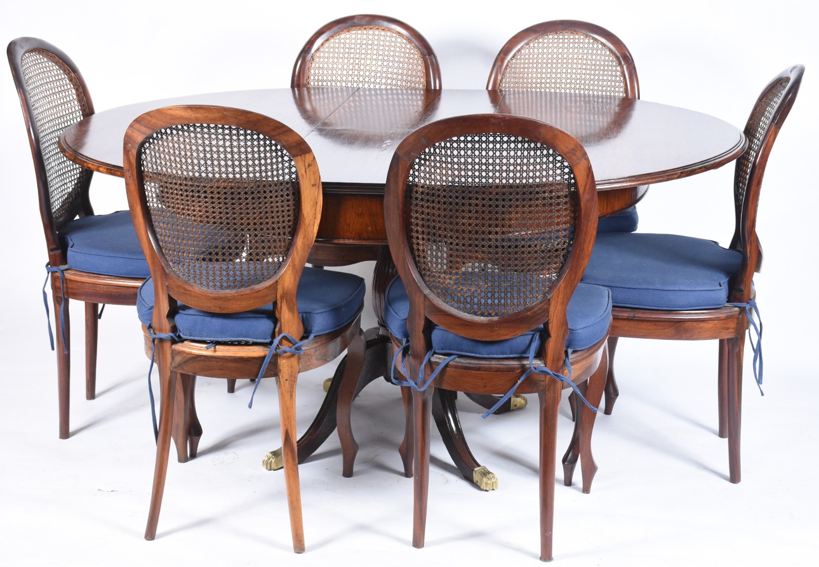 Conjunto para sala de jantar, composto de mesa redonda de madeira... - foto 1 de 10