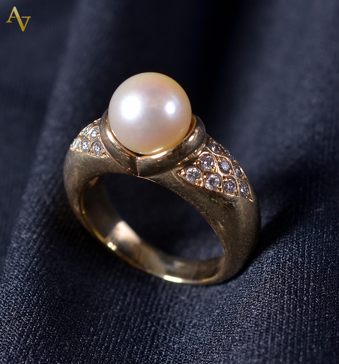 Anel de ouro 18 k com perolas e 20 brilhantes extras - 6,3 g.