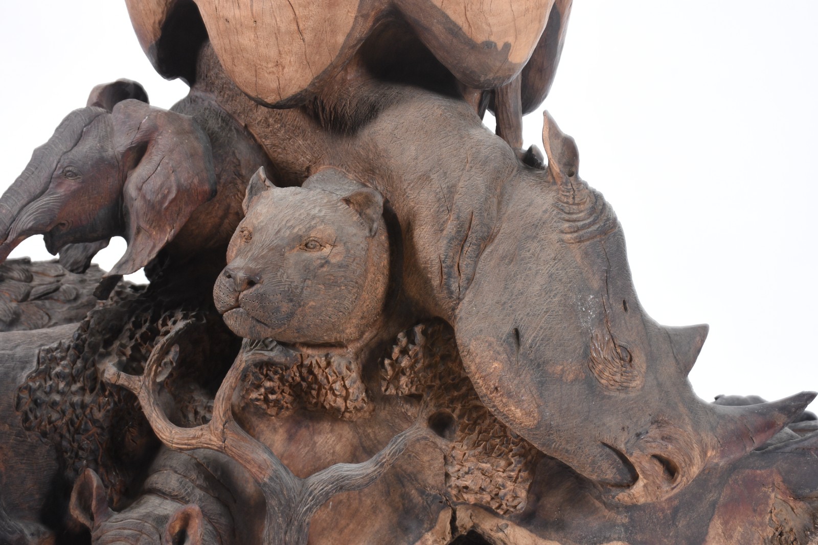 Base de mesa de madeira africana ricamente entalhada com figuras de... - foto 4 de 11