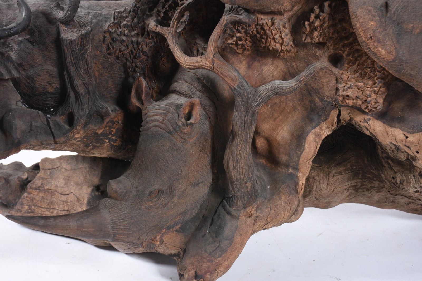 Base de mesa de madeira africana ricamente entalhada com figuras de... - foto 5 de 11