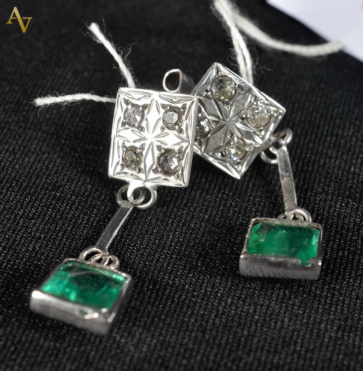 Par de brincos em ouro branco com 2 esmeraldas e brilhante - 3,7gr.