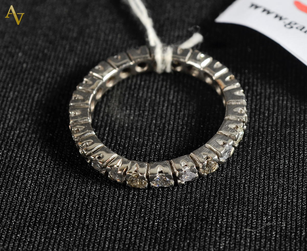 Alianca completa de ouro branco com brilhantes, cerca de 1,50 ct...