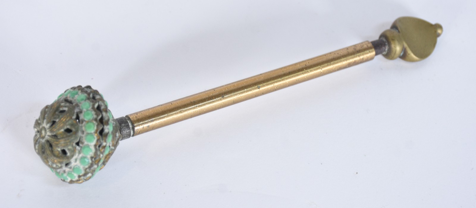 Três peças de metal dourado, sendo: 2 sapatas floreiras e gongo. - foto 4 de 5