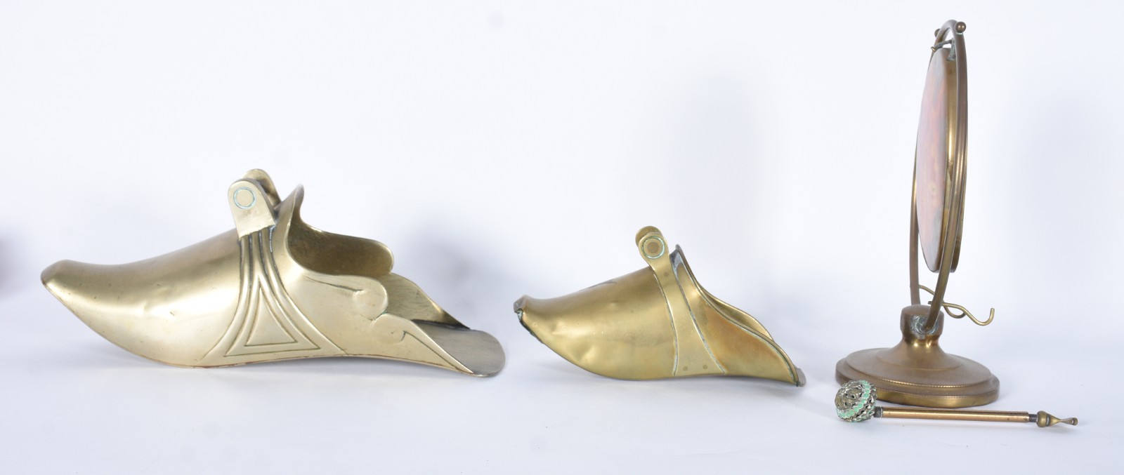 Três peças de metal dourado, sendo: 2 sapatas floreiras e gongo. - foto 5 de 5