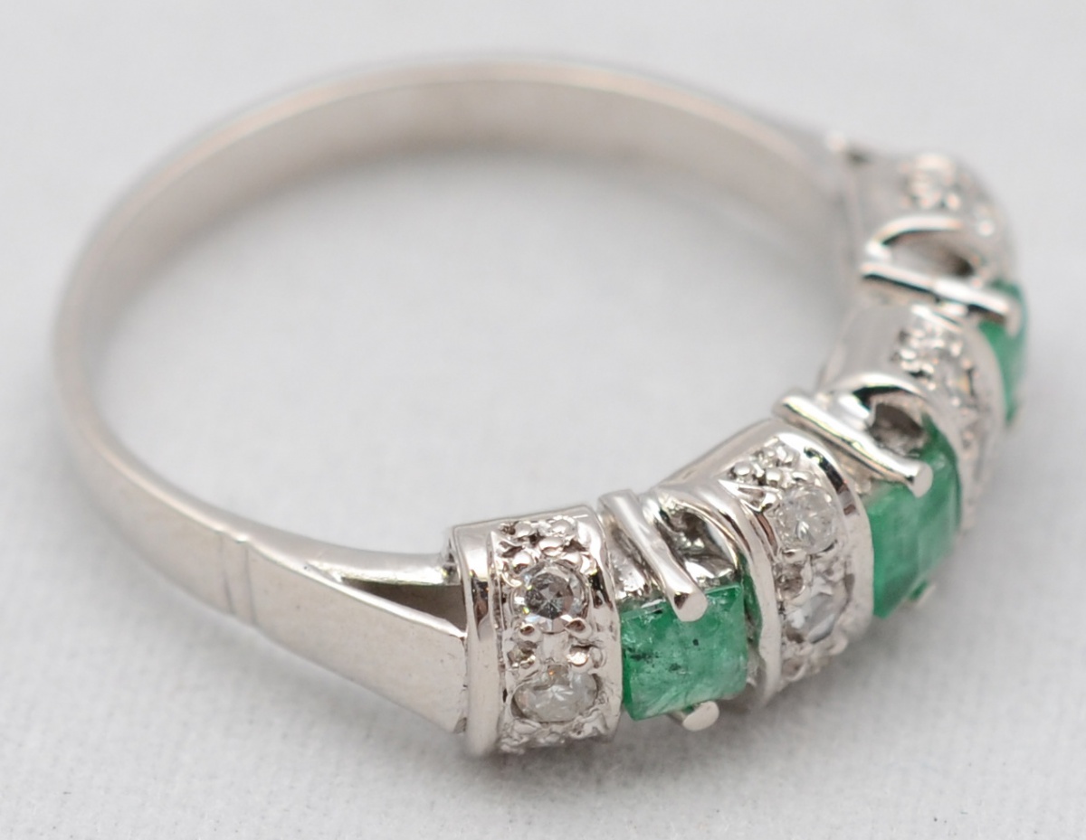 Elegante anel em ouro branco 18 k, brilhantes e esmeraldas extra cor... - foto 1 de 2