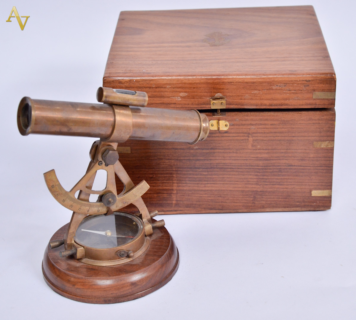 Telescópio com bússola e nível, no estojo. Alt. 18 cm.