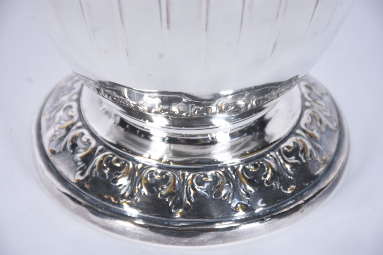 Gomil de metal prateado com grega floral em relevo (desgastes). - foto 4 de 8