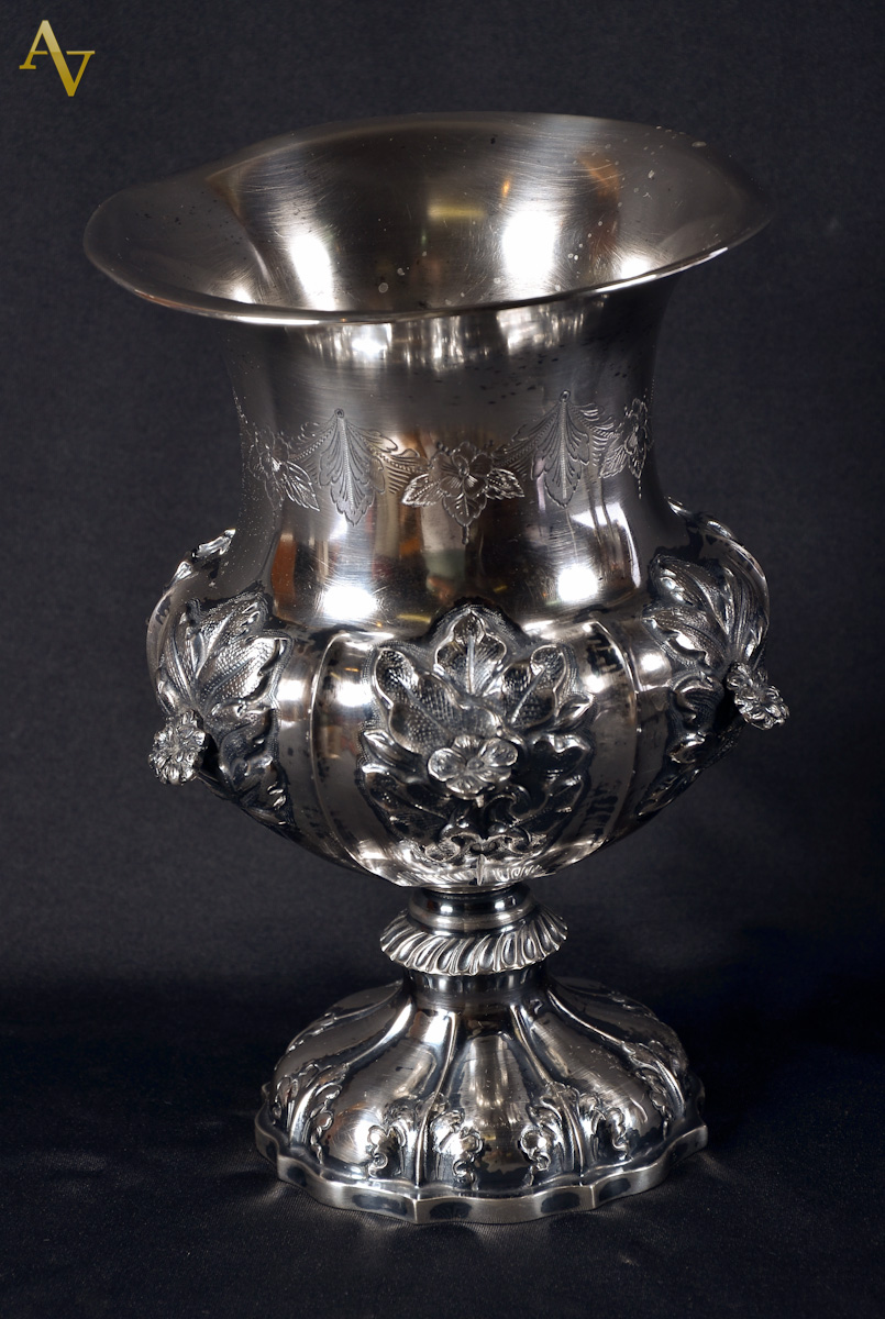 Vaso de prata 833 mls com flores em relevo e guirlandas cinzeladas(...