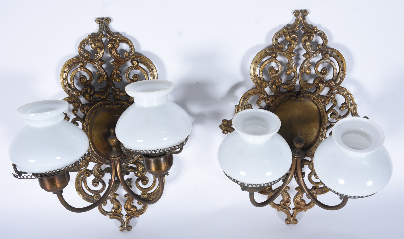 Par de apliques de metal para 2 luzes cada com cúpulas de vidro... - foto 2 de 7