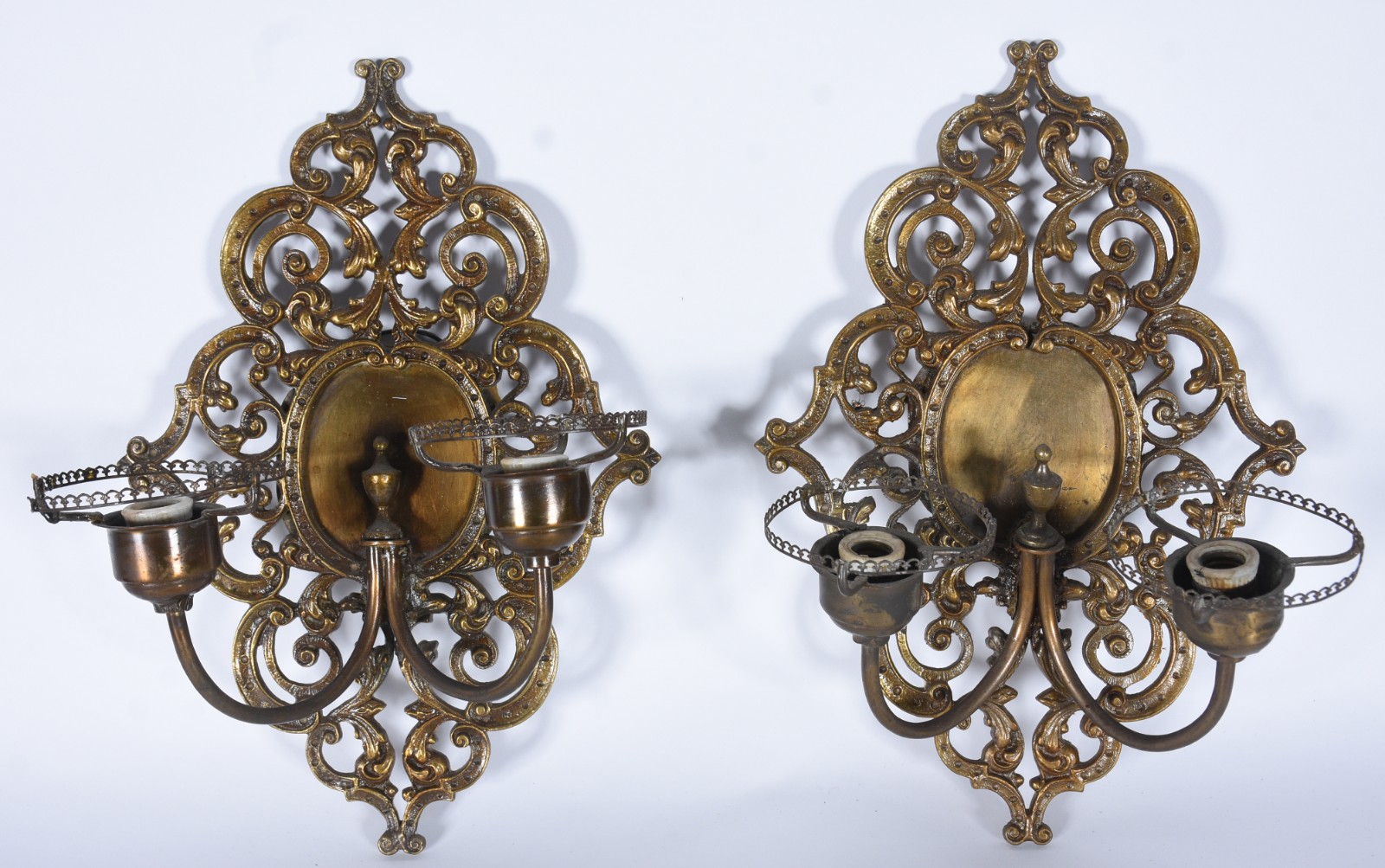Par de apliques de metal para 2 luzes cada com cúpulas de vidro... - foto 6 de 7