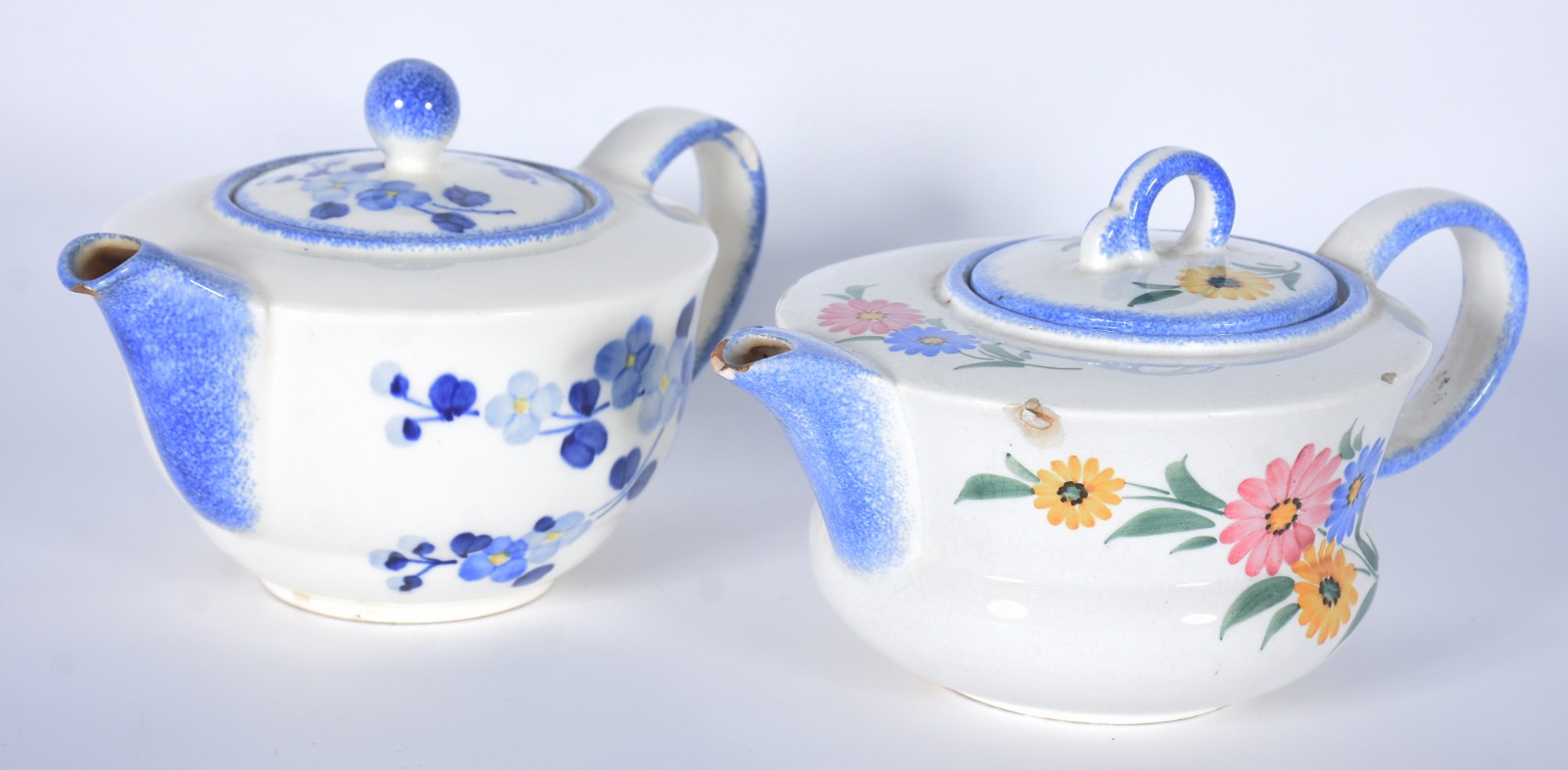Tres peças diversas, sendo dois bules de porcelana alemã de Meissen... - foto 2 de 11