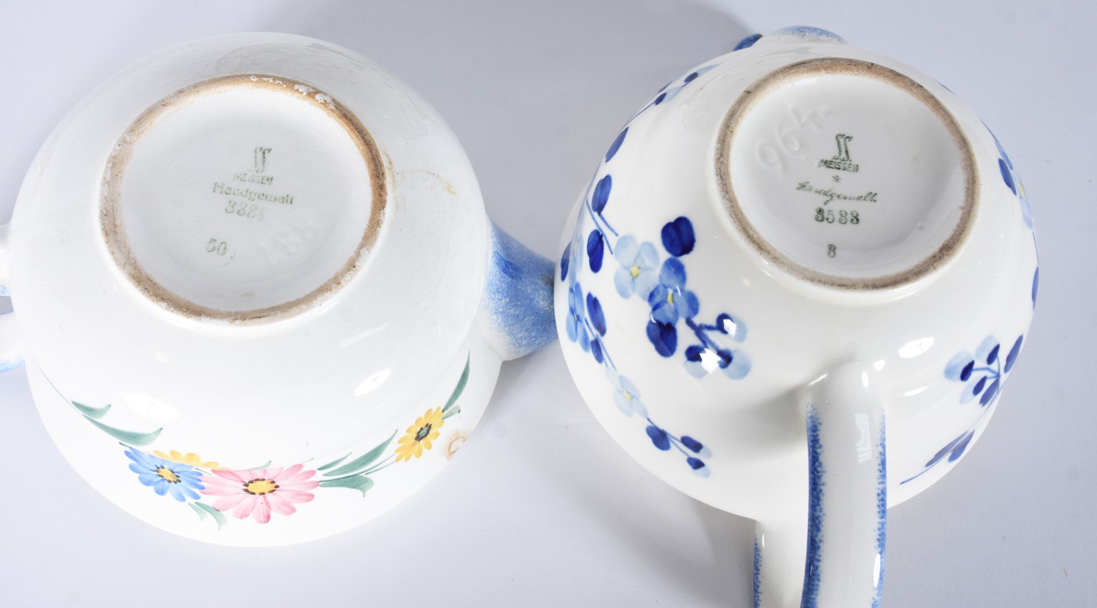 Tres peças diversas, sendo dois bules de porcelana alemã de Meissen... - foto 4 de 11