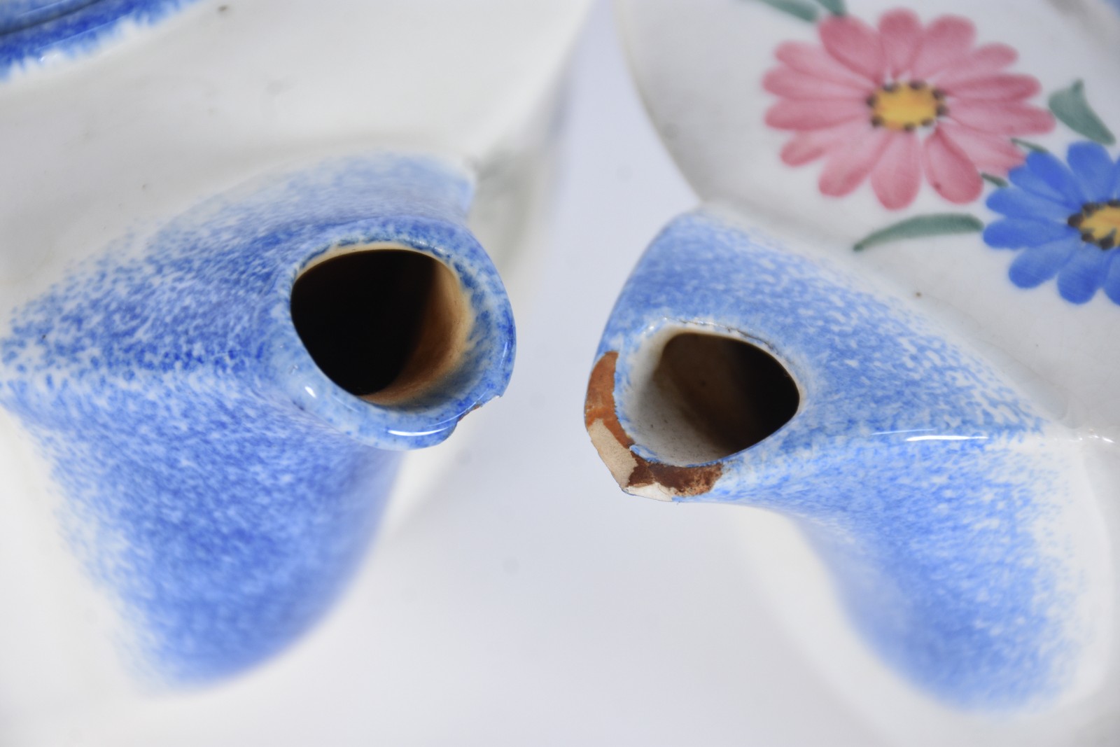 Tres peças diversas, sendo dois bules de porcelana alemã de Meissen... - foto 6 de 11