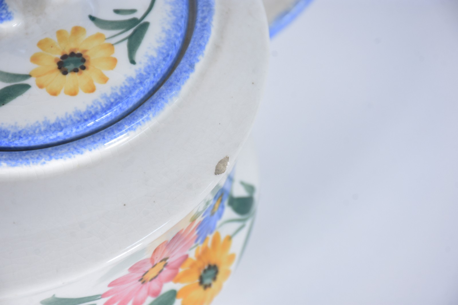 Tres peças diversas, sendo dois bules de porcelana alemã de Meissen... - foto 7 de 11