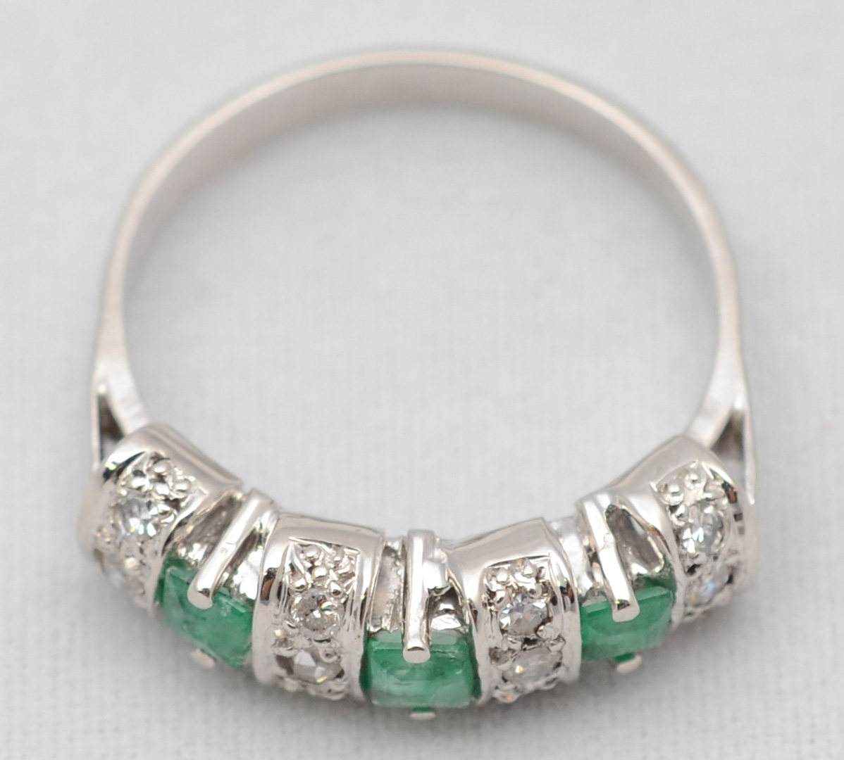 Elegante anel em ouro branco 18 k, brilhantes e esmeraldas extra cor... - foto 2 de 2