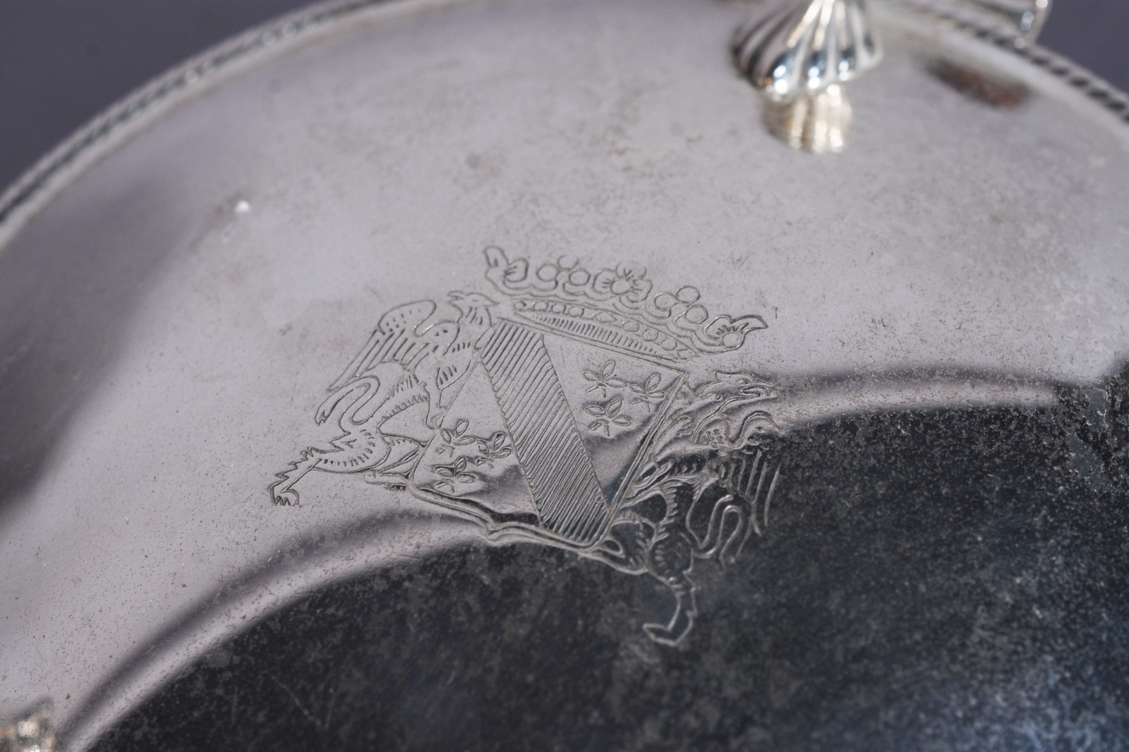 Três peças de metal prateado, sendo Salva com galeria recortada em... - foto 6 de 7