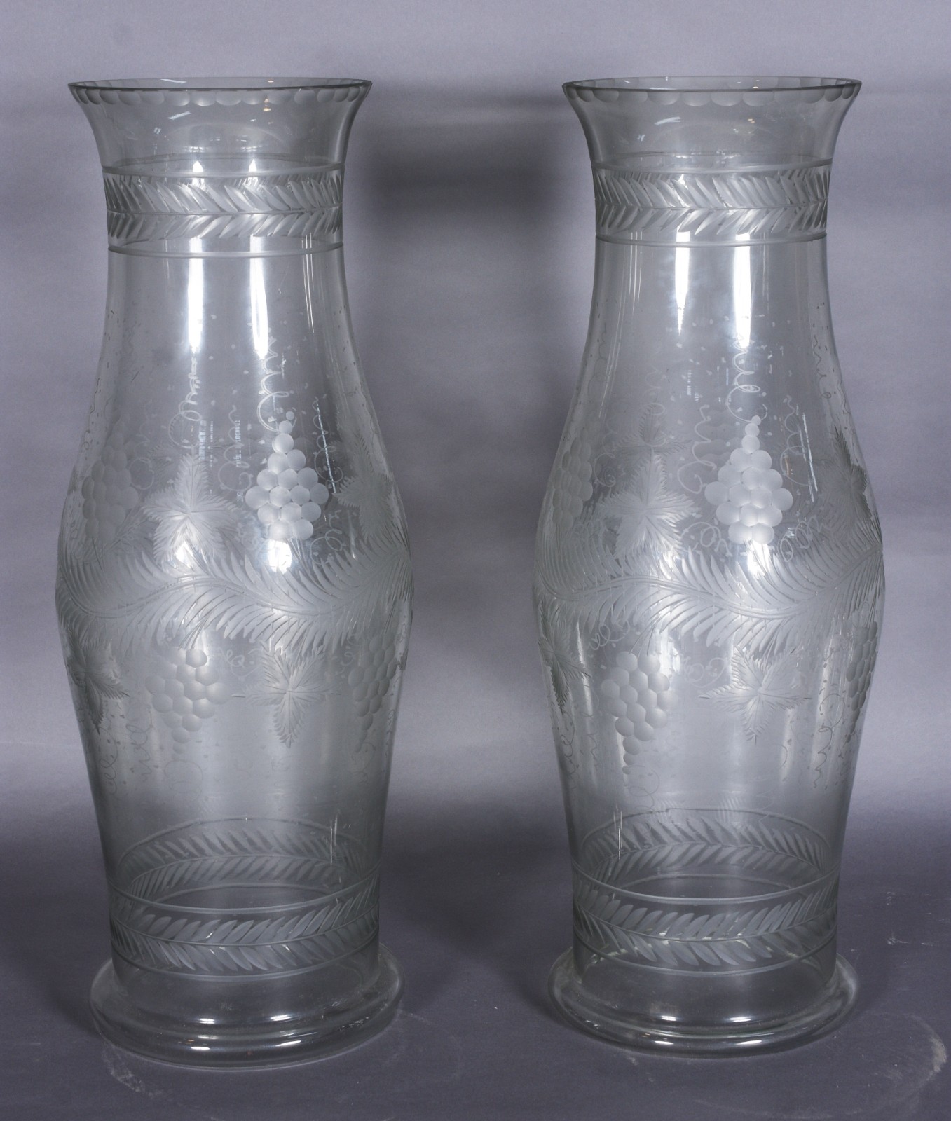 Par de donzelas de cristal lavradas com cachos de uvas e folhas de... - foto 1 de 6