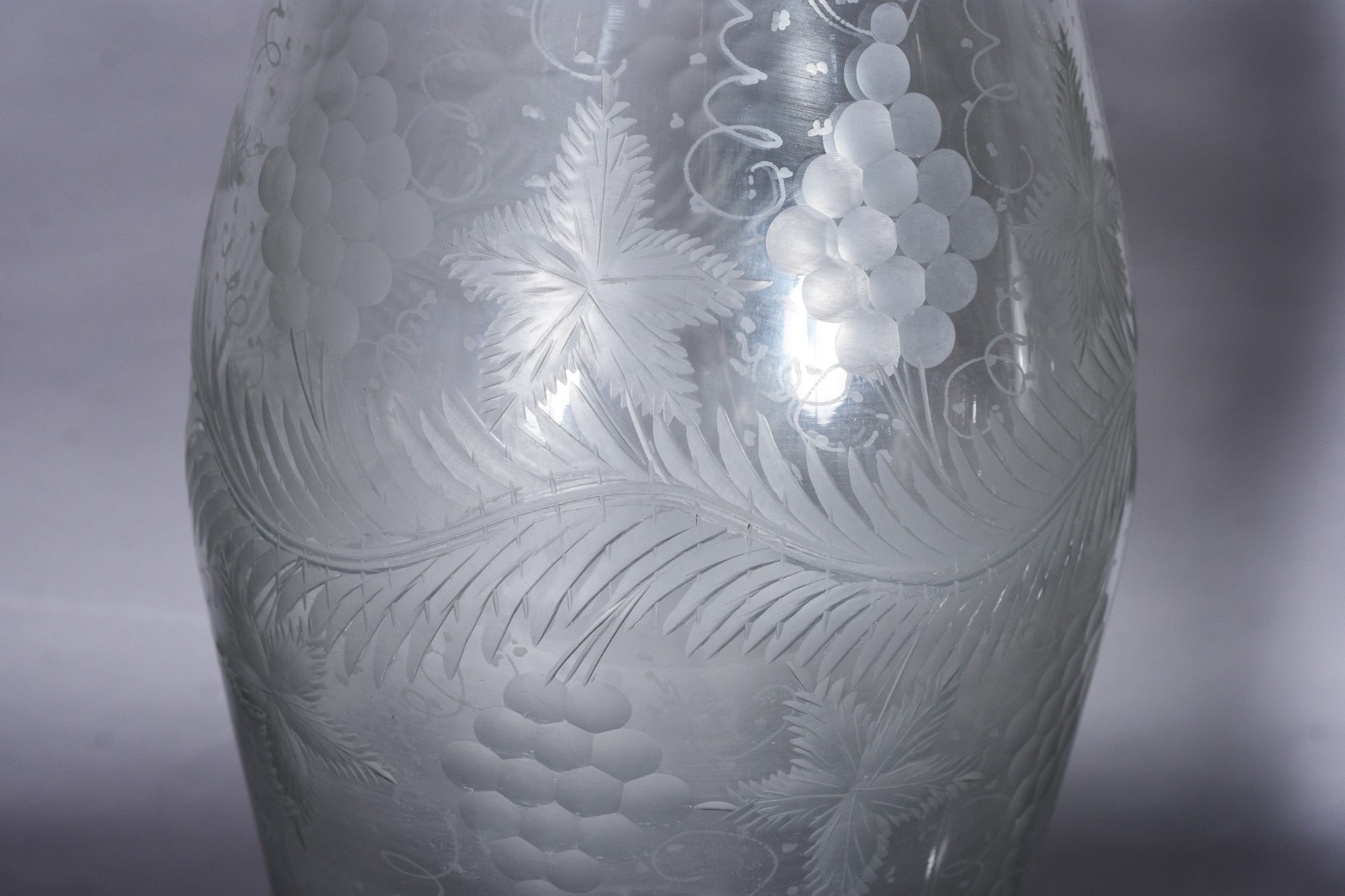 Par de donzelas de cristal lavradas com cachos de uvas e folhas de... - foto 2 de 6