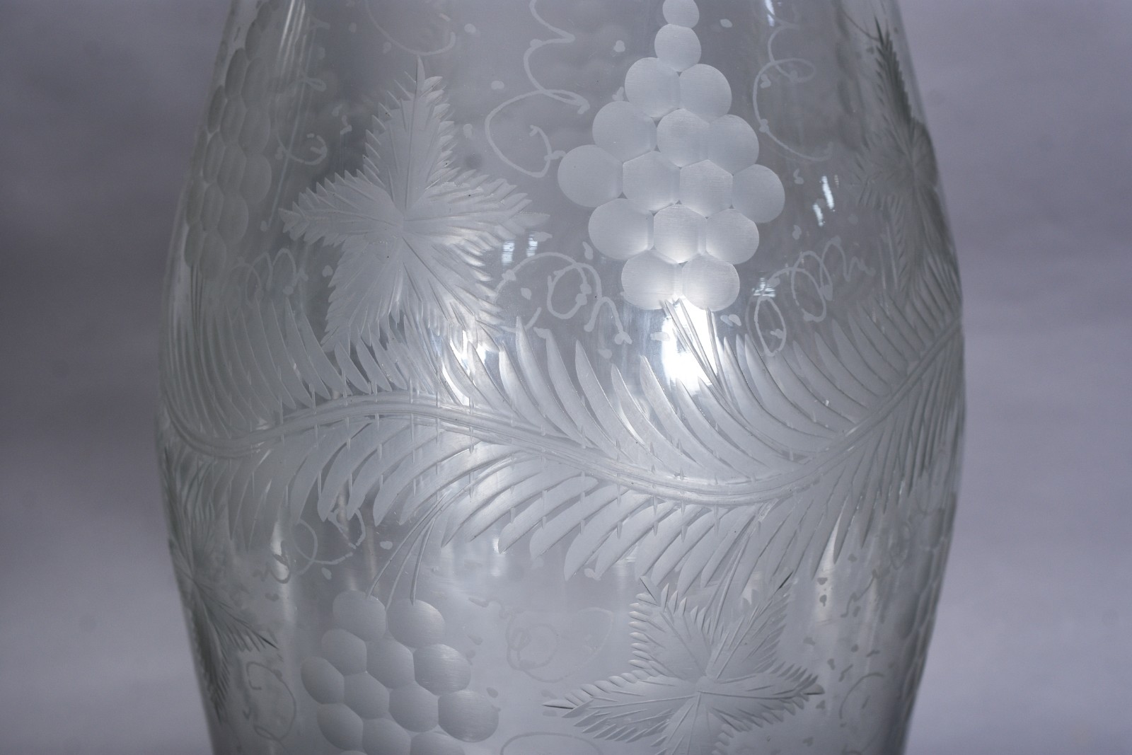 Par de donzelas de cristal lavradas com cachos de uvas e folhas de... - foto 3 de 6