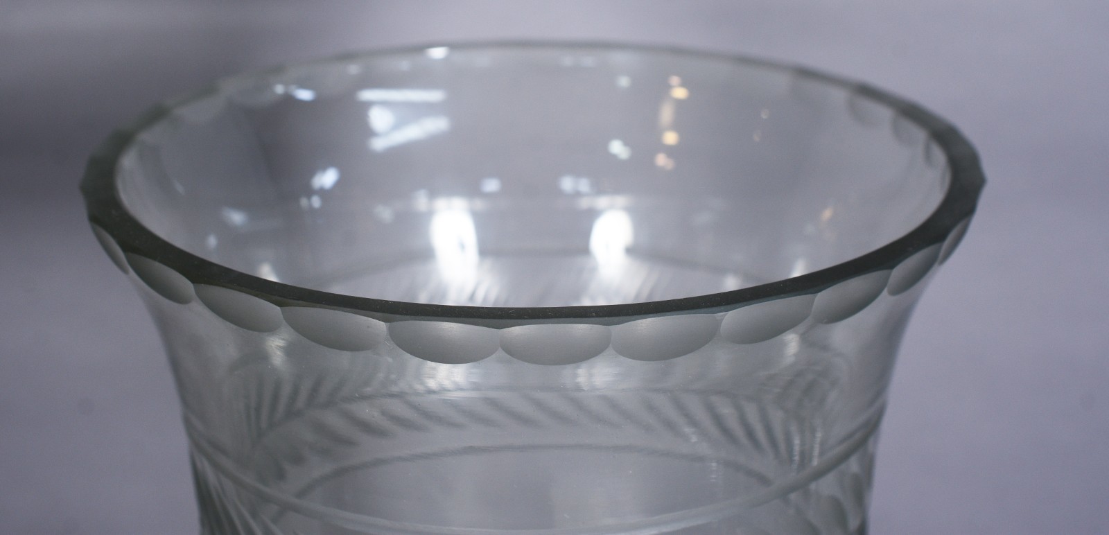 Par de donzelas de cristal lavradas com cachos de uvas e folhas de... - foto 4 de 6