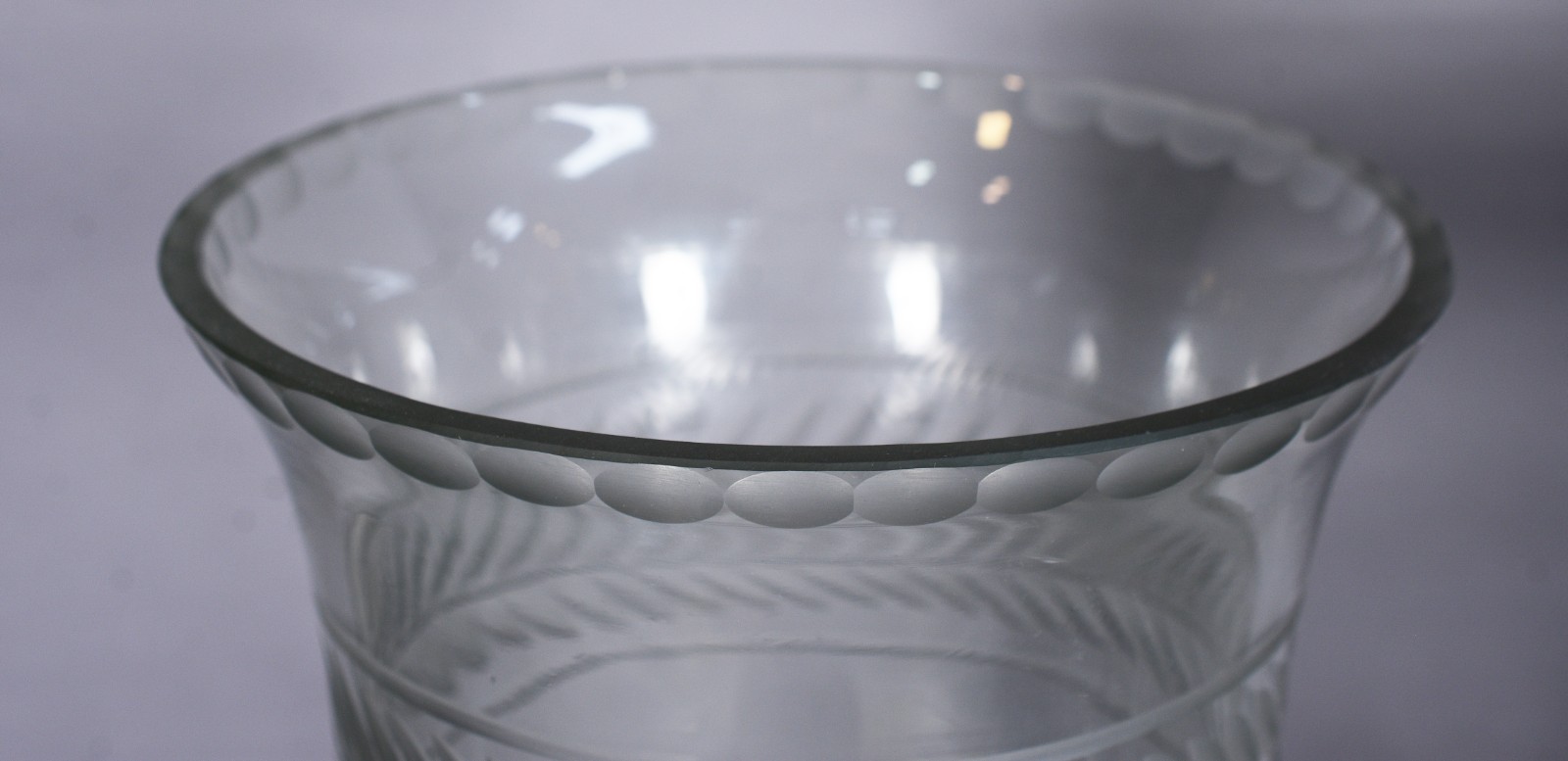 Par de donzelas de cristal lavradas com cachos de uvas e folhas de... - foto 5 de 6