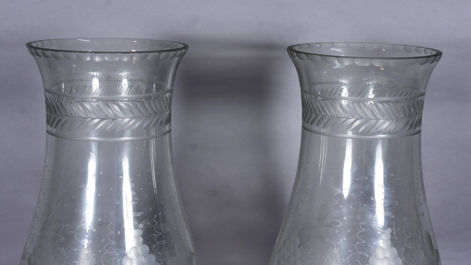 Par de donzelas de cristal lavradas com cachos de uvas e folhas de... - foto 6 de 6