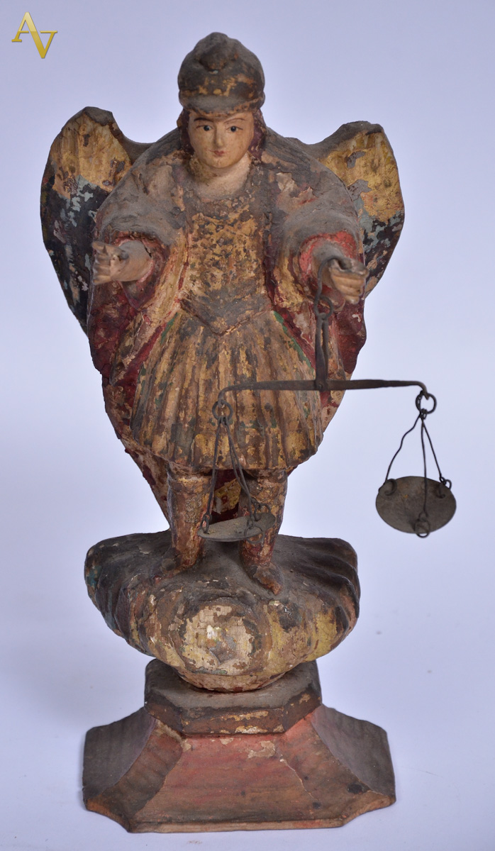 Arcanjo de madeira policromada. Alt. 25cm.